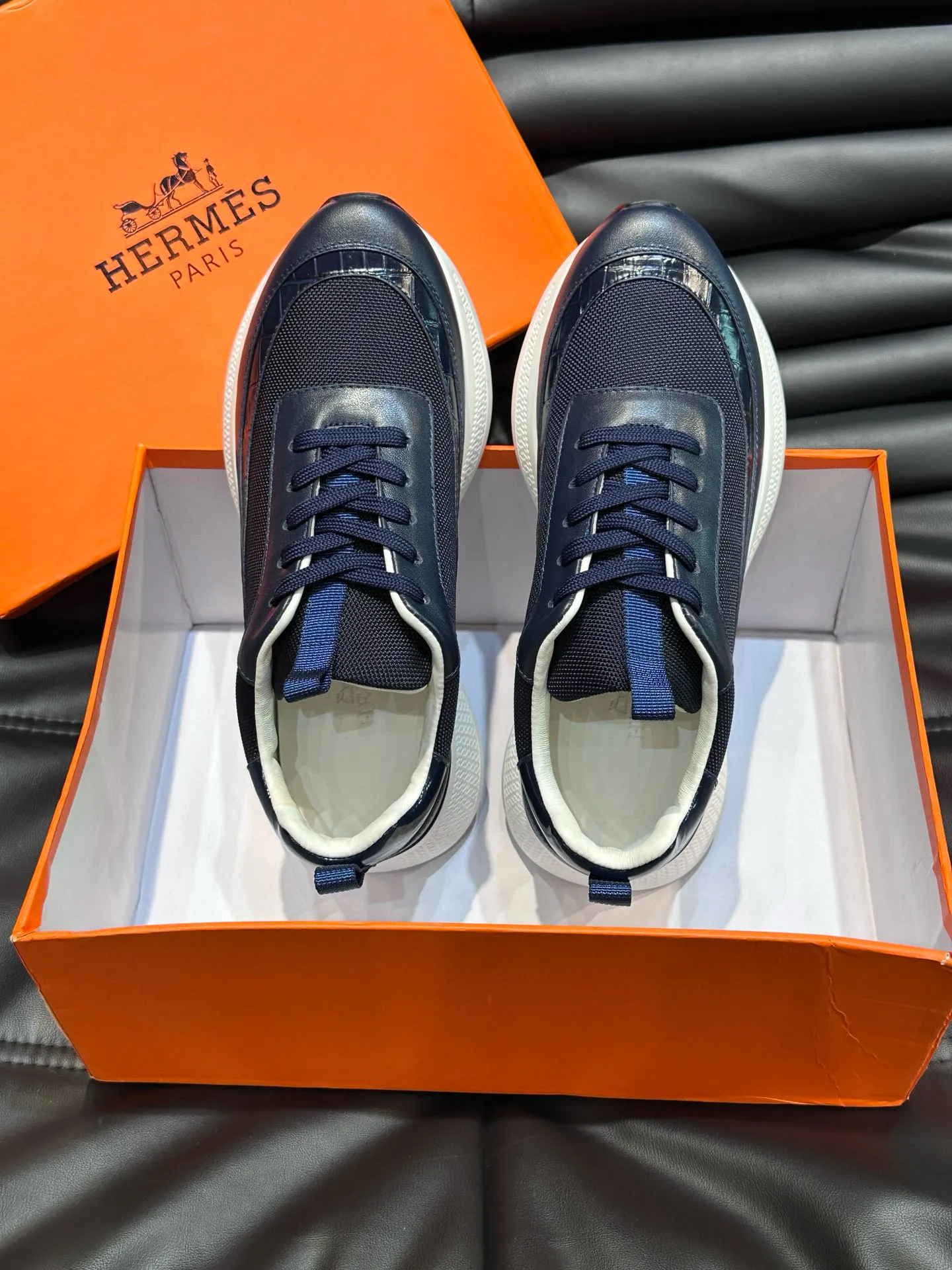 Factory price: 540💰HERMES/Hermes Hugo thick-soled sneakers are casual men's shoes. These sneakers are made of imported first-layer cowhide leather and breathable mesh design. The contrasting color design creates a dynamic and modern shape. The front end of the toe is decorated with natural-color rubber inlays. The style is novel and fashionable. The texture is incomparable, with cowhide lining and cowhide foot pads, the upper foot is comfortable and breathable, and the rubber sole is decorated with geometric patterns and iconic "H" details. A very personal one! Size: 39-44 (customized at 38.45)